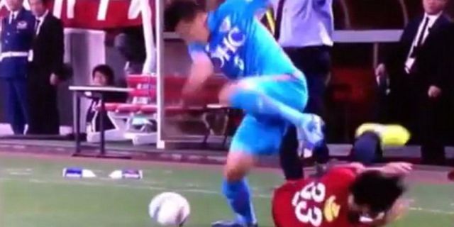Video: Aksi Injak Wajah Brutal di Liga Jepang Video: Aksi Injak Wajah Brutal di Liga Jepang