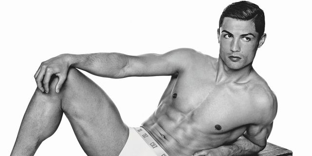 Promosi Kancut, Ronaldo Pamer Tubuh Atletis di Atas Ranjang Promosi Kancut, Ronaldo Pamer Tubuh Atletis di Atas Ranjang