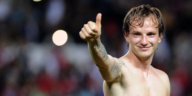 Reuni Emosional Rakitic Dengan Suporter Sevilla