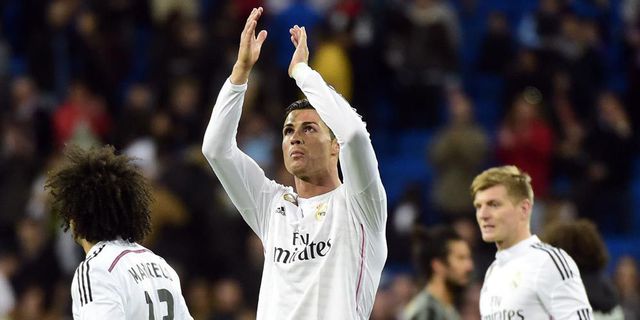 Chicharito Girang Bantu Ronaldo Cetak Gol ke-50 Chicharito Girang Bantu Ronaldo Cetak Gol ke-50