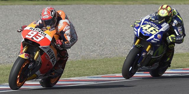 Rossi Yakin Marquez Takkan Ubah Gaya Agresifnya