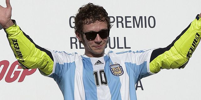 Pakai Jersey Maradona, Valentino Rossi Sampaikan 'Kode'? Pakai Jersey Maradona, Valentino Rossi Sampaikan 'Kode'?