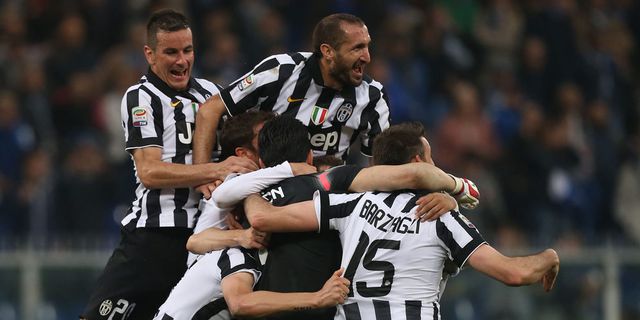 Juventus Juara, Italia Berwarna Zebra