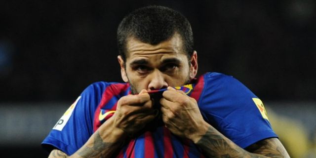 Barca Ingin Alves Bertahan di Camp Nou