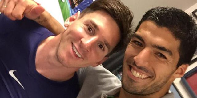 Menang Besar, Messi Dan Suarez Lakukan Selfie