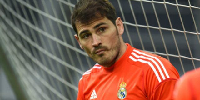 Kembali Dikritik, Fabregas Tak Bosan Bela Casillas