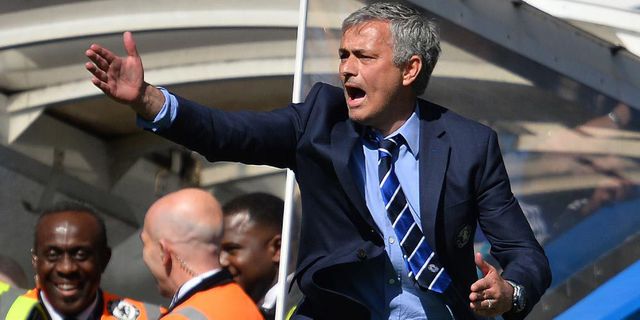 Mourinho Sabet Trofi Manajer Terbaik Premier League 14/15 