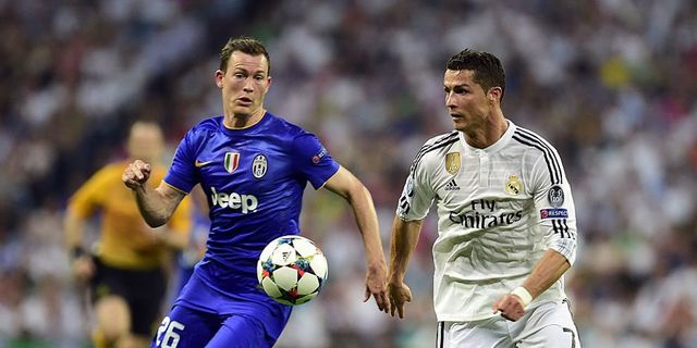 Lichtsteiner: Barca Kuat di Setiap Lini