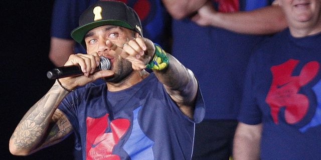 Dani Alves Menangis di Depan Publik Camp Nou