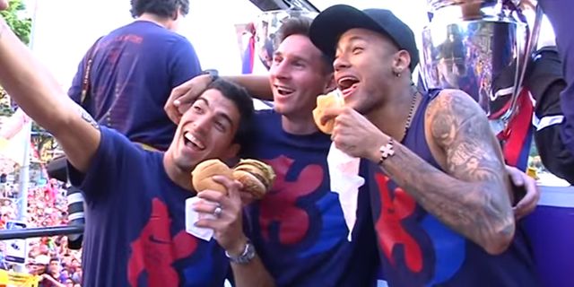 Dibelikan Fans, Neymar dkk Lahap Burger di Parade Juara