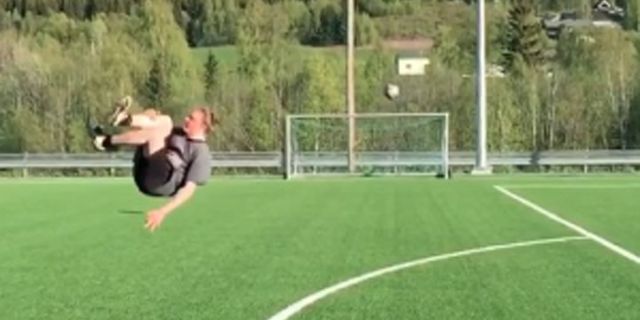 Buat Gol Akrobatik Indah, Freestyler Norwegia Guncang Dunia Maya