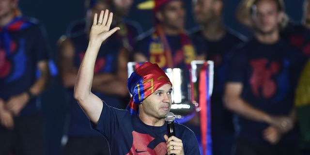 Iniesta Senang Alves dan Enrique Batal Hengkang 