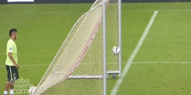 Bintang Barcelona Ini Cetak Gol Dari Belakang Gawang Bintang Barcelona Ini Cetak Gol Dari Belakang Gawang