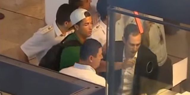 Ronaldo Tertahan di Bandara Armenia