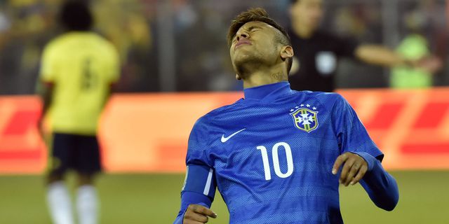 Neymar Diganjar Kartu Merah, Alves Salahkan Wasit