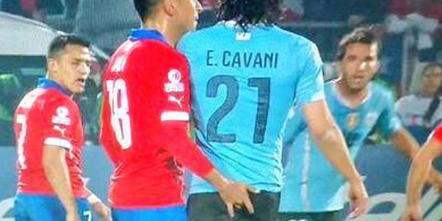 Dilecehkan di Bagian 'Vital', Cavani Dapat Kartu Merah Dilecehkan di Bagian 'Vital', Cavani Dapat Kartu Merah