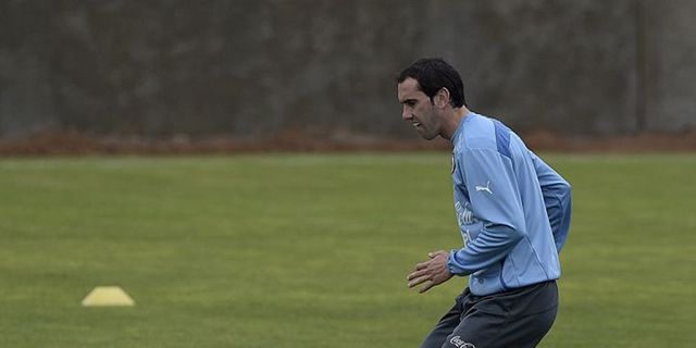 Godin Tuntut Gonzalo Jara Dihukum Berat Seperti Suarez