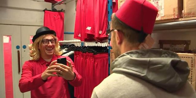 Video: Henderson dan Lucas Jahili Suporter Liverpool, dan Everton Video: Henderson dan Lucas Jahili Suporter Liverpool, dan Everton