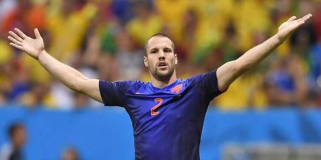 Van Gaal Tertarik Daratkan Vlaar ke MU 