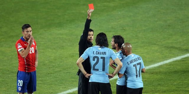 Bukan Hanya Colekan Pantat, Jara Juga Lecehkan Ayah Cavani