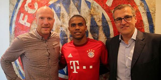 Douglas Costa Resmi Gabung Bayern Munchen