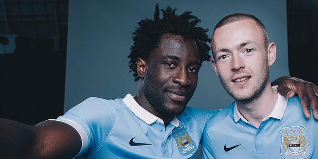 Tiga Fans City Beruntung Ini Berkesempatan Foto Dengan Jersey Baru Tiga Fans City Beruntung Ini Berkesempatan Foto Dengan Jersey Baru