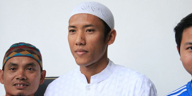 Istirahat Main Bola, Ahmad Bustomi Jadi Ustad