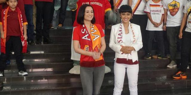 Julia Perez dan Julie Estelle Berebut Francesco Totti