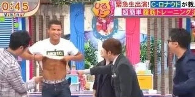 Ronaldo Pamerkan Perut Six Pack di TV Jepang Ronaldo Pamerkan Perut Six Pack di TV Jepang