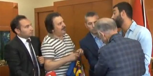 Turan Ogah Tanda Tangan Jersey Messi 