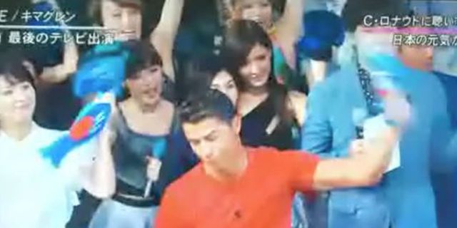 Lihat Penyanyi Jepang, Ronaldo Pasang Tampang Bosan Lihat Penyanyi Jepang, Ronaldo Pasang Tampang Bosan