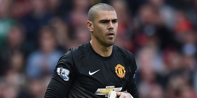 Valdes Indikasikan Bertahan di MU 