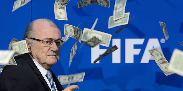 Protes Korupsi FIFA, Komedian Lempar Blatter dengan Segepok Uang 