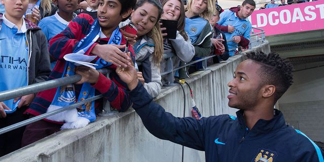 Nasri Siap Lindungi Sterling dari Cemooh Fans Nasri Siap Lindungi Sterling dari Cemooh Fans
