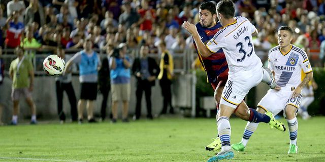 Reuni Suarez dan Gerrard, Barca Tumpas LA Galaxy