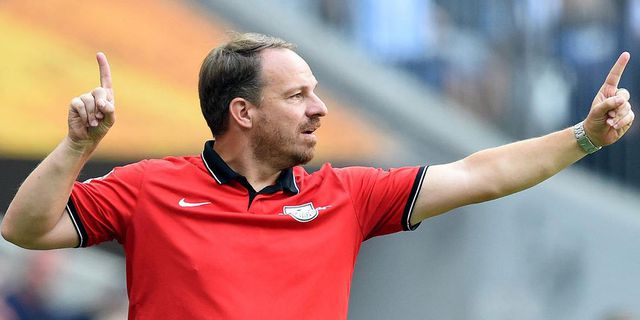 Pelatih Stuttgart Larang Pemainnya Kenakan Headphone Pelatih Stuttgart Larang Pemainnya Kenakan Headphone