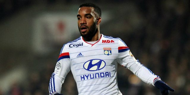 Sudah Dapat Benteke, Liverpool Masih Bernafsu pada Lacazette