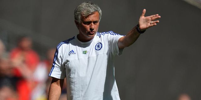 Untuk Orang Kalah, Alasan Mourinho 'buang' Medali ke Suporter