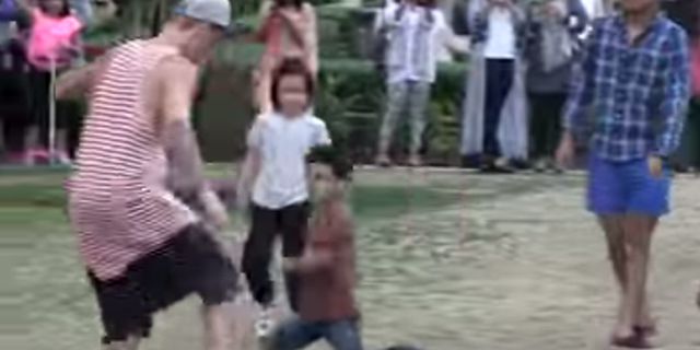 Ladeni Anak Kecil, Justin Bieber Meliuk bak Messi 