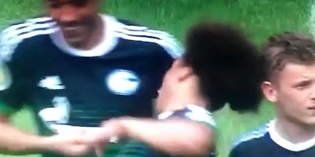 Temukan Laba-laba di Lapangan, Pemain Schalke Kerjai Rekan Setim 