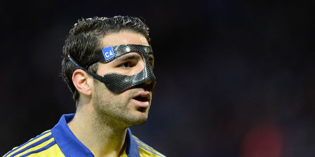 Carragher: Fabregas Tak Bisa Bertahan dan Itulah Mengapa Barca Membuangnya 