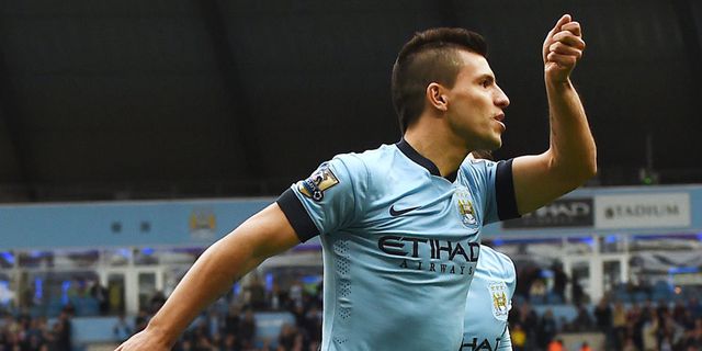 Fernandinho Sebut Sukses City Tergantung Aguero 