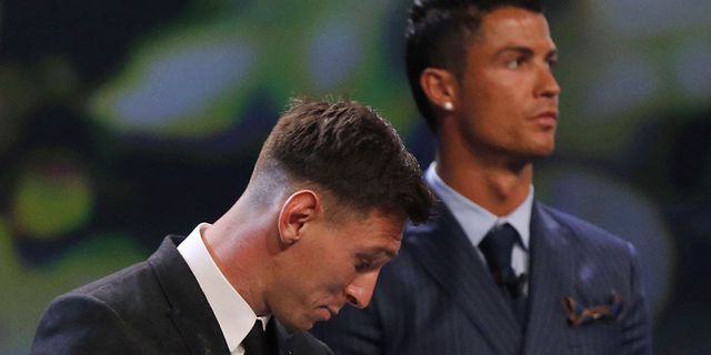 Langka, Ronaldo Persilahkan Messi Maju Duluan 