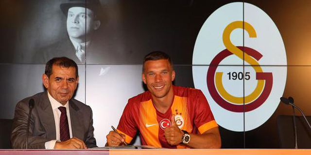Ejek Calon Lawan, Podolski Bawa-bawa Borat!