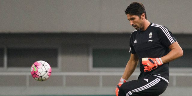 Buffon Tak Ambisius Capai 200 Caps