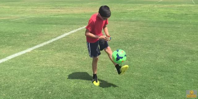 Super Cool! Bocah Ini Selesaikan Rubik Sambil Juggling!