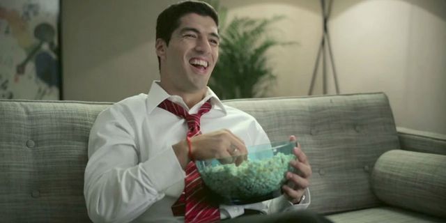 Luis Suarez Lagi-lagi Tertangkap Kamera Gigit Pemain Lawan