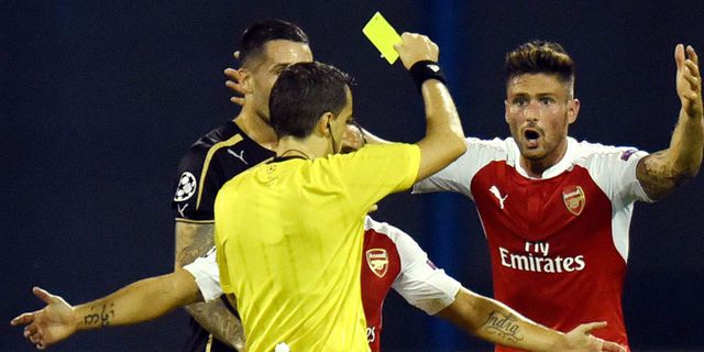 Wenger: Giroud Dikartu Merah Hanya Karena Sentuh Lawan Wenger: Giroud Dikartu Merah Hanya Karena Sentuh Lawan