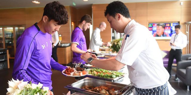 Son Persembahkan Berbagai Masakan Korea Kepada Awak Tottenham