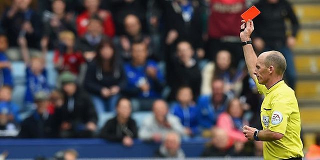 Kecewa, Suporter Arsenal Buat Petisi Untuk Wasit Mike Dean